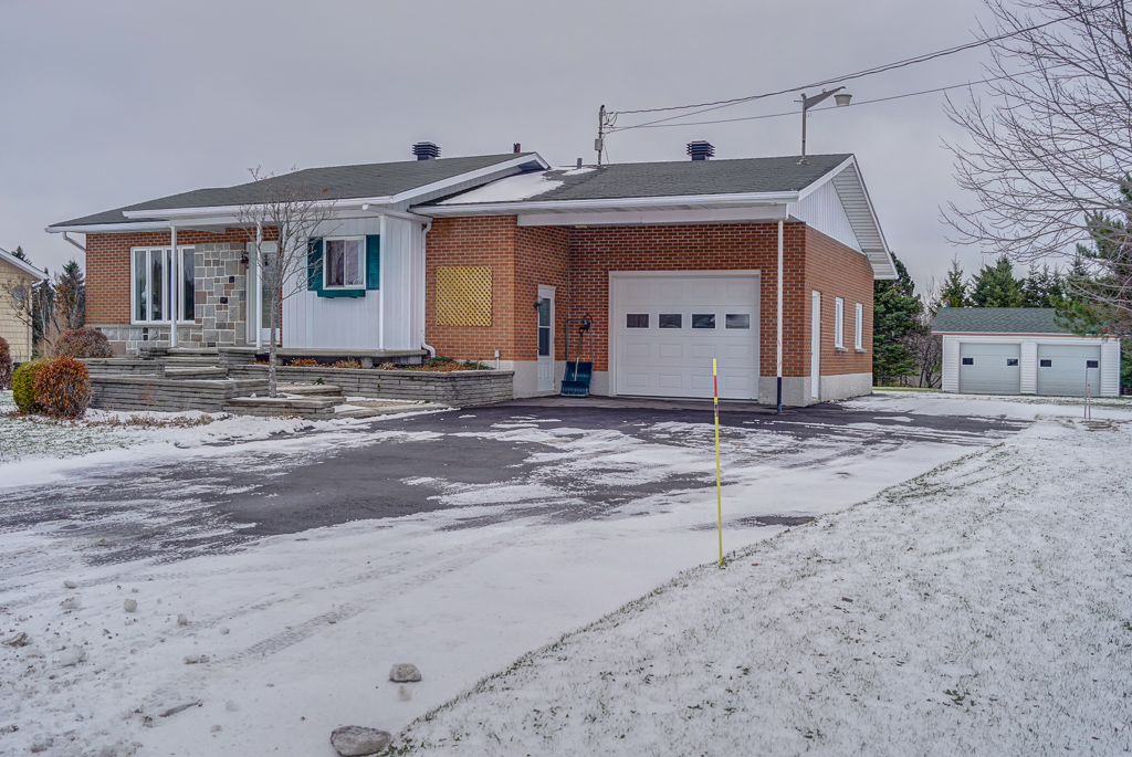 Bungalow avec 2 garages à vendre à LacDrolet Flex Immobilier