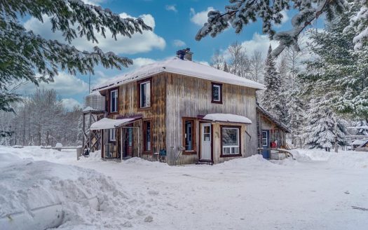 Self-sufficient farmhouse for sale Laurentians Flex Immobilier Front elevation