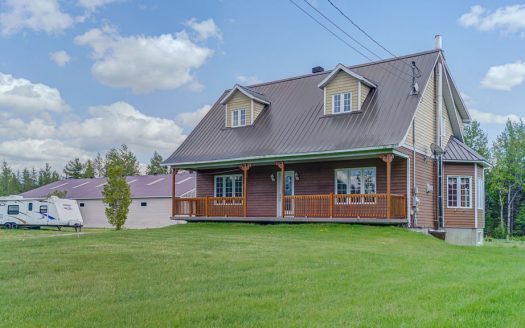 Farmhouse with stable for sale Woburn Eastern Townships Flex Immobilier
